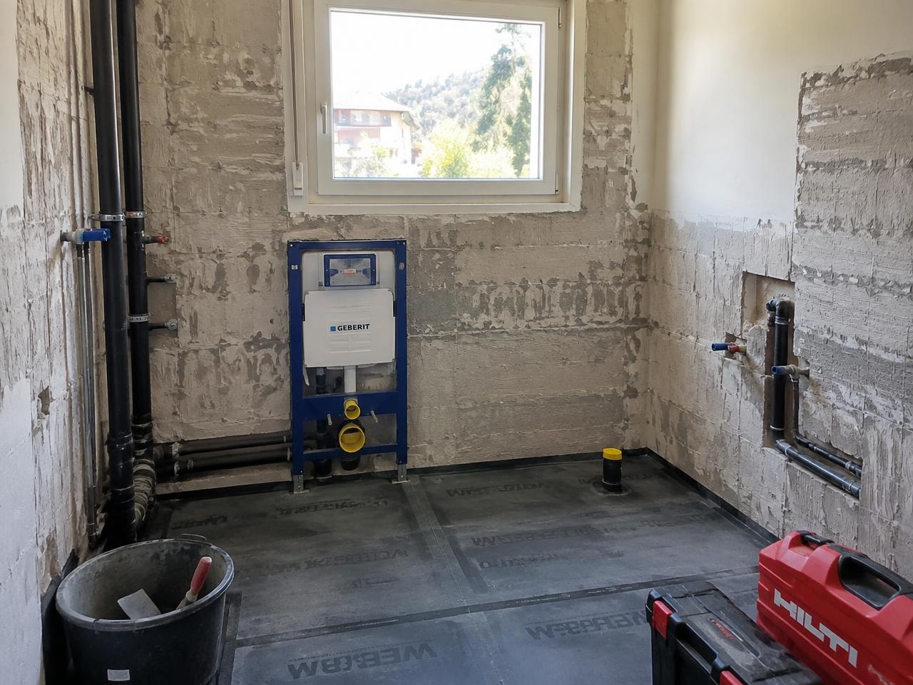 Badezimmer im Umbau mit neuen Leitungen, Vorwandelement und Abdichtung