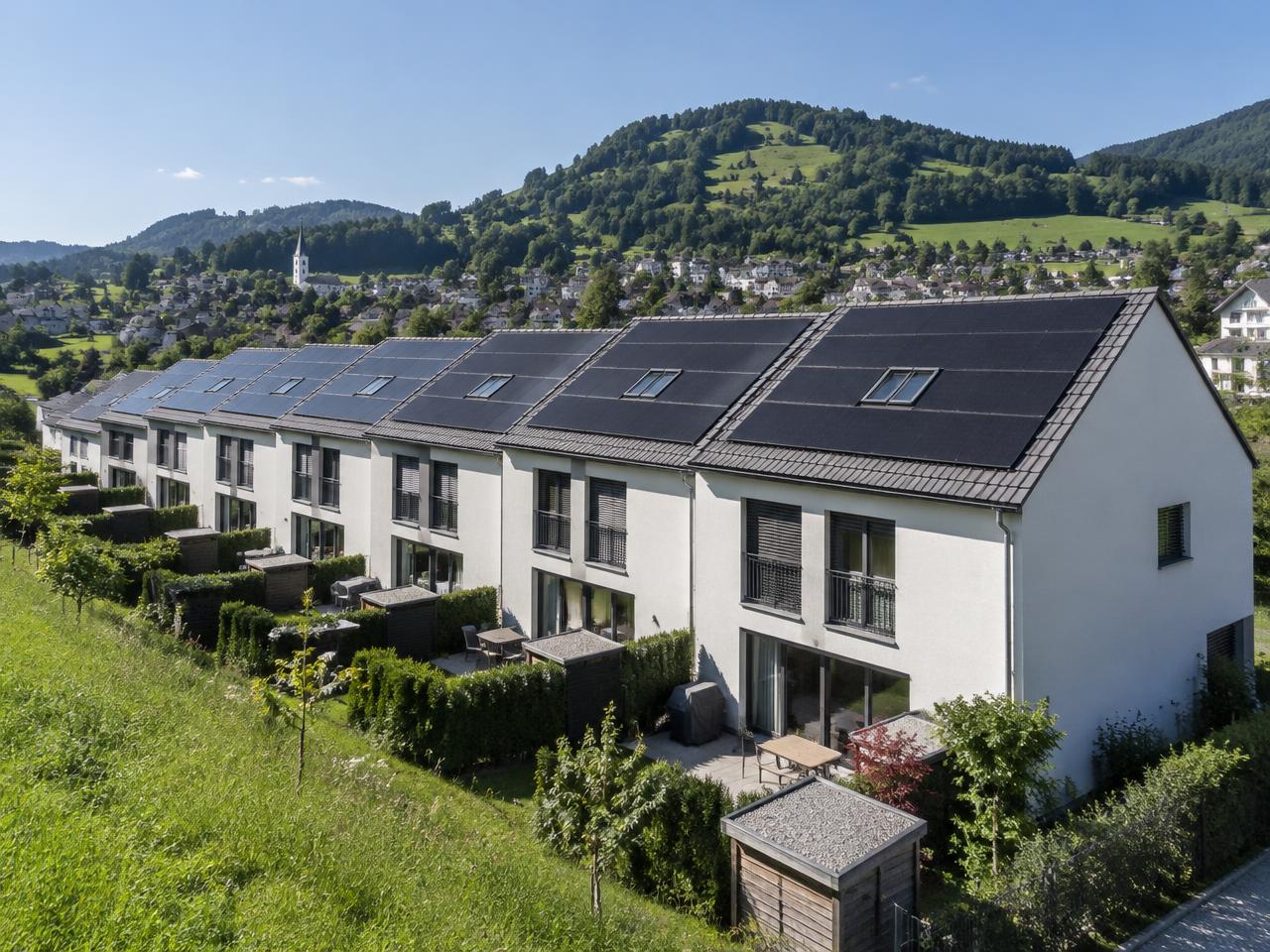 Schweizer Reihenhäuser mit Solarmodulen auf den Dächern